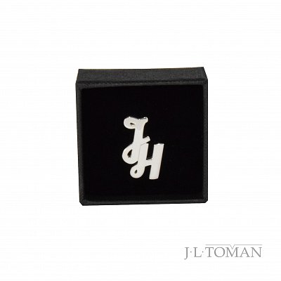 Stříbrná ozdoba do klopy s monogramem JH