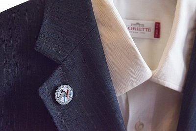 Luxusní odznak do klopy s logem Společnost pro sportovní traumatologii a artroskopii vyrobený na míru