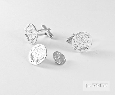 Luxusní set manžetové knoflíčky a ozdoba do klopy s osobním erbem vyrobený na zakázku