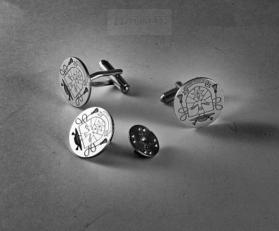 Luxusní set manžetové knoflíčky a ozdoba do klopy s osobním erbem vyrobený na zakázku