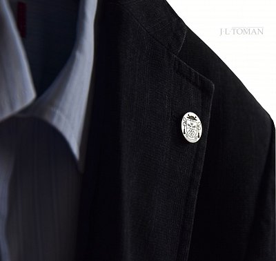 Luxusní set manžetové knoflíčky a ozdoba do klopy s osobním erbem vyrobený na zakázku