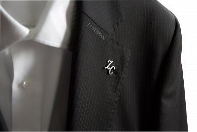Stříbrná ozdoba do klopy s monogramem ZC