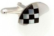 Stříbrné manžetové knoflíčky s jemným detailem z onyxu a perleti připomínající šachovnici