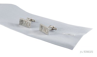 Stříbrné manžetové knoflíčky s motivem Českého státního znaku a monogramu TO vyrobené na zakázku